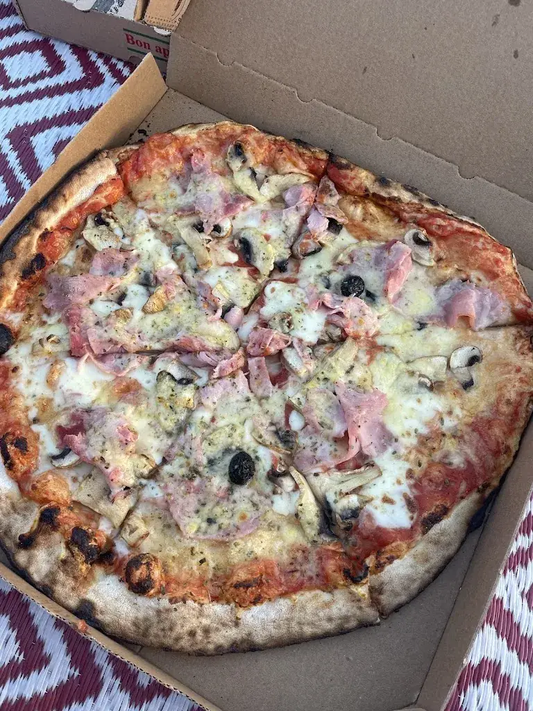 Lena Wyzlic_Le camion I Fratelli_Sausset-les-Pins_review