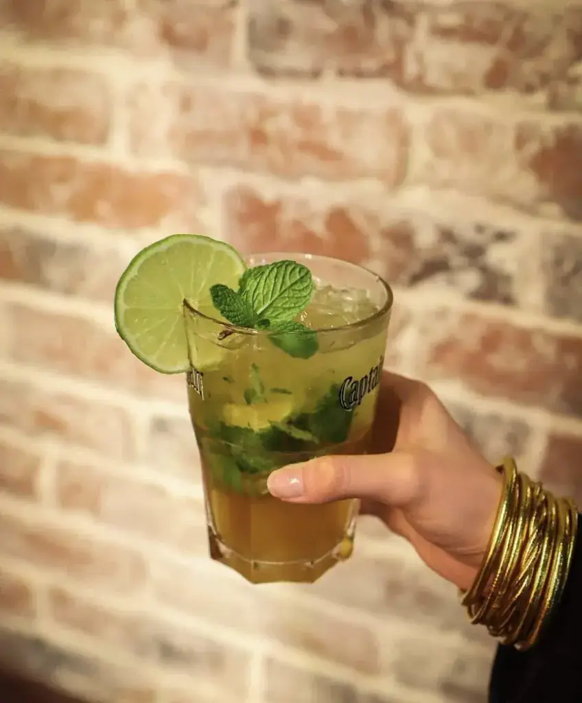 L'ABBAYE SENAS - PUB IRLANDAIS_Sénas_slider_image_2