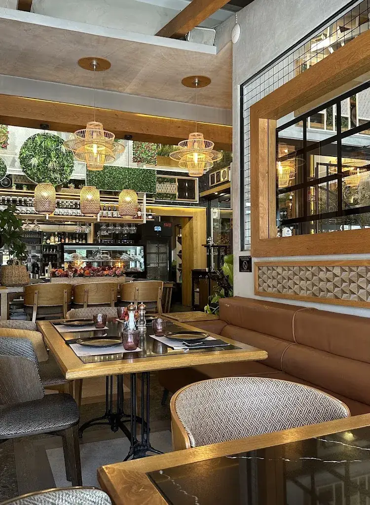 Mariya Dimitrova_Ellinon Gefsis_Greece_review