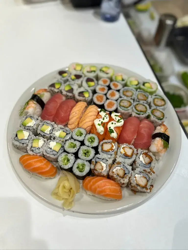 Lady Sushi Simiane-Collongue_Simiane-Collongue_slider_image_2