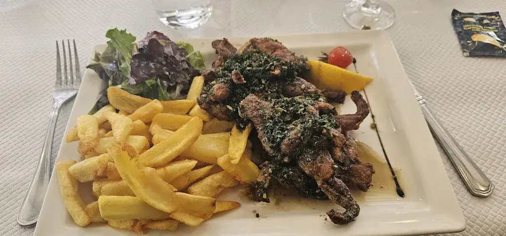 Brett RUSSELL_La Maison Bleue_Sainte-Maxime_review