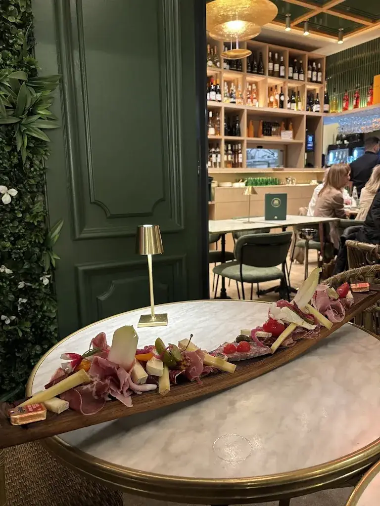 chloé ollivier_Cave Parpellé_Sainte-Maxime_review