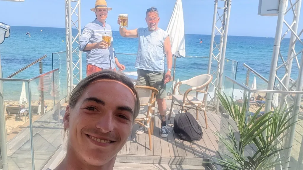 Adam Rogers_Eden Plage_Sainte-Maxime_reseña