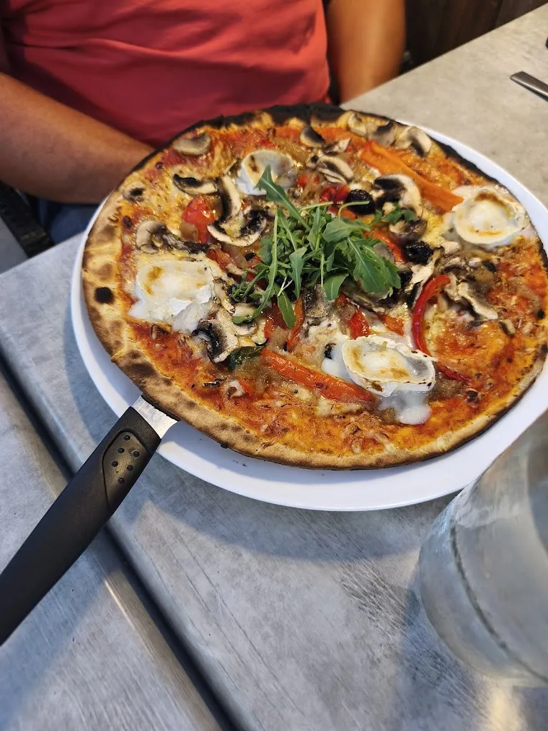 Flavie Grg_La Maison Penchée_Tarascon_recensione