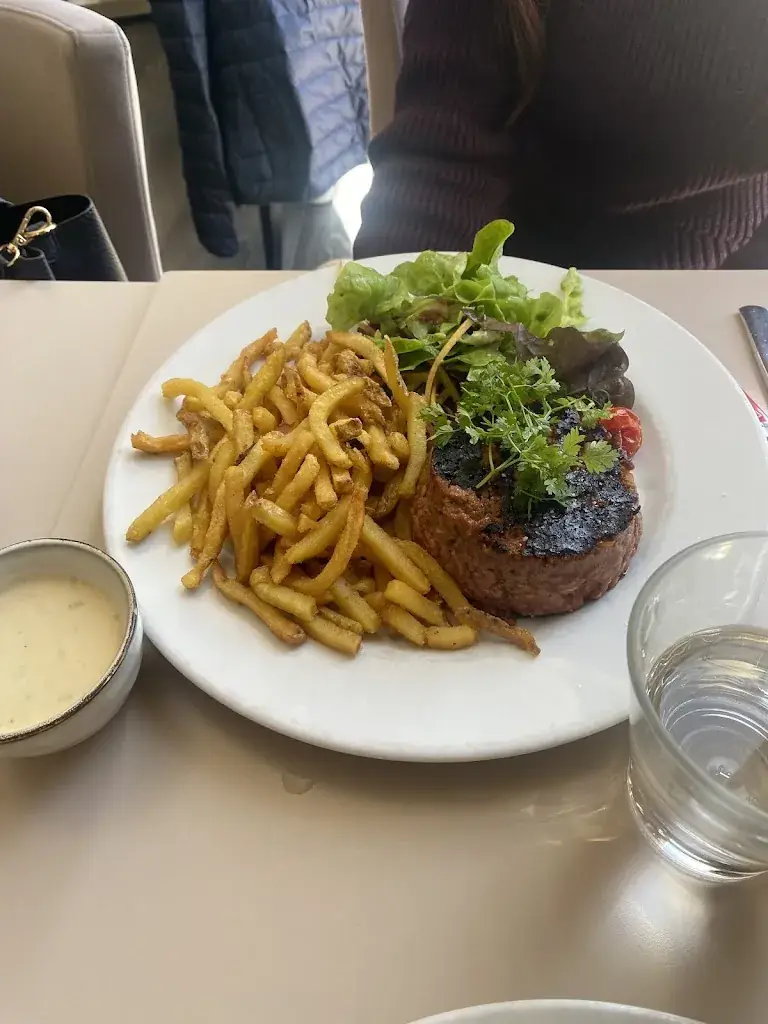 L Y_Le Bay_Six-Fours-les-Plages_review