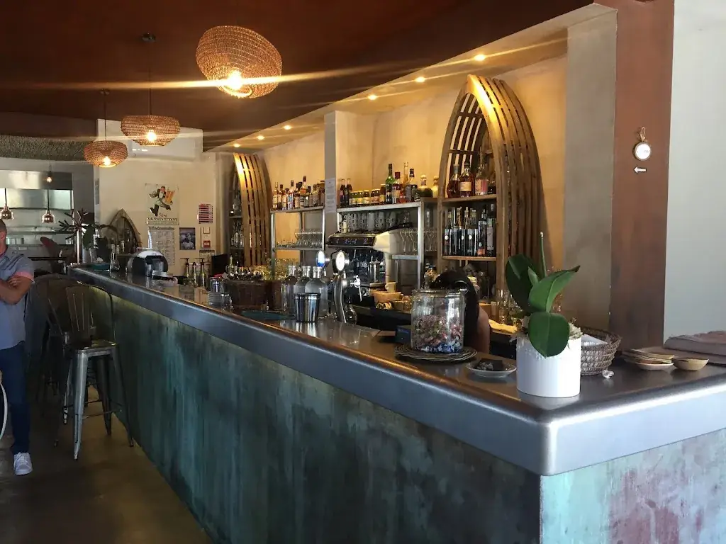 Juliana Aguiar_La Lagune_Six-Fours-les-Plages_review