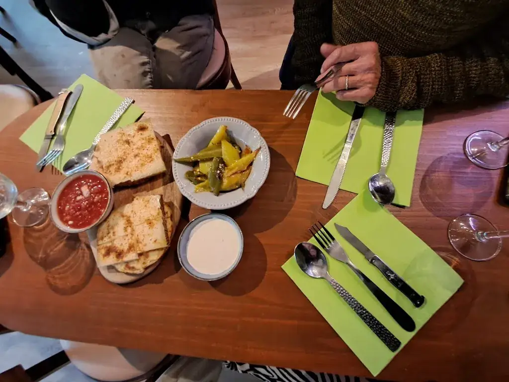 Jeanne Rlt_Chez Ben - L’aire de Repos_Thiers_review