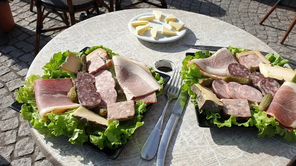 Fernando Monteiro Estevao_Bar Le Central_Thiers_review