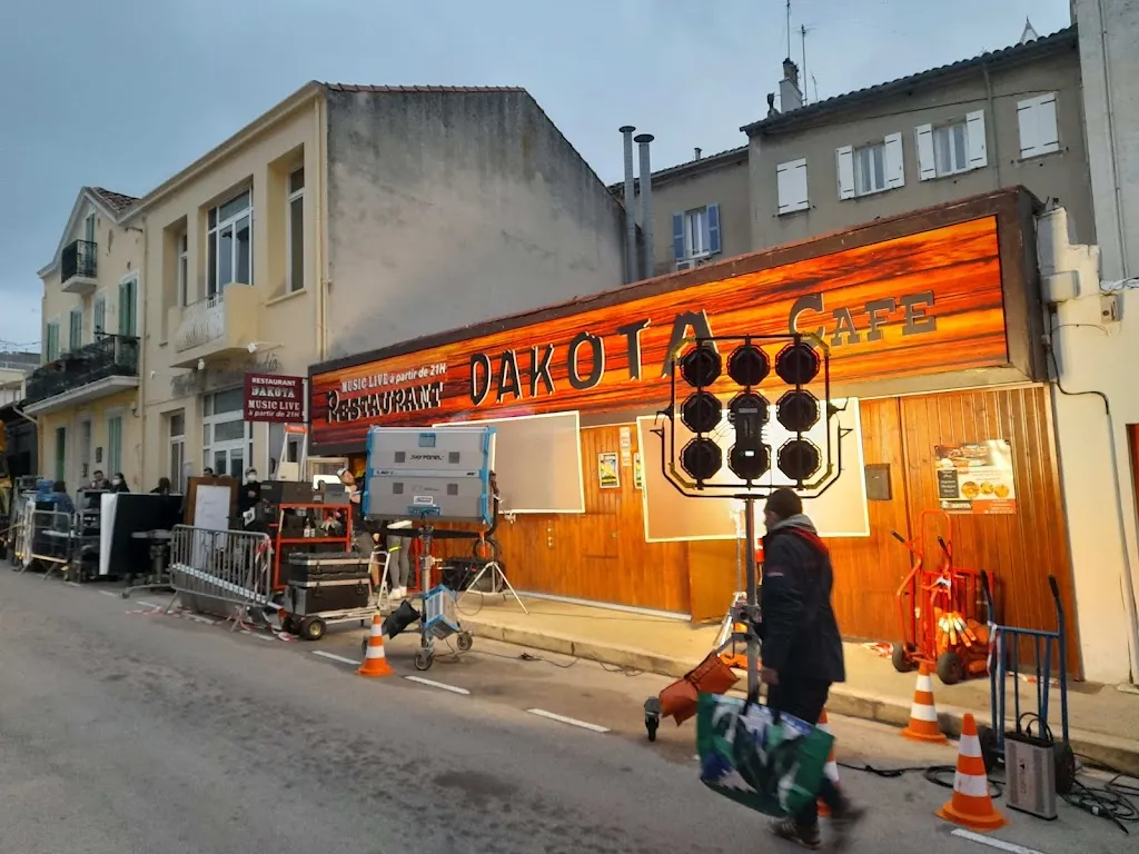 Dakota_Toulon_slider_image_1