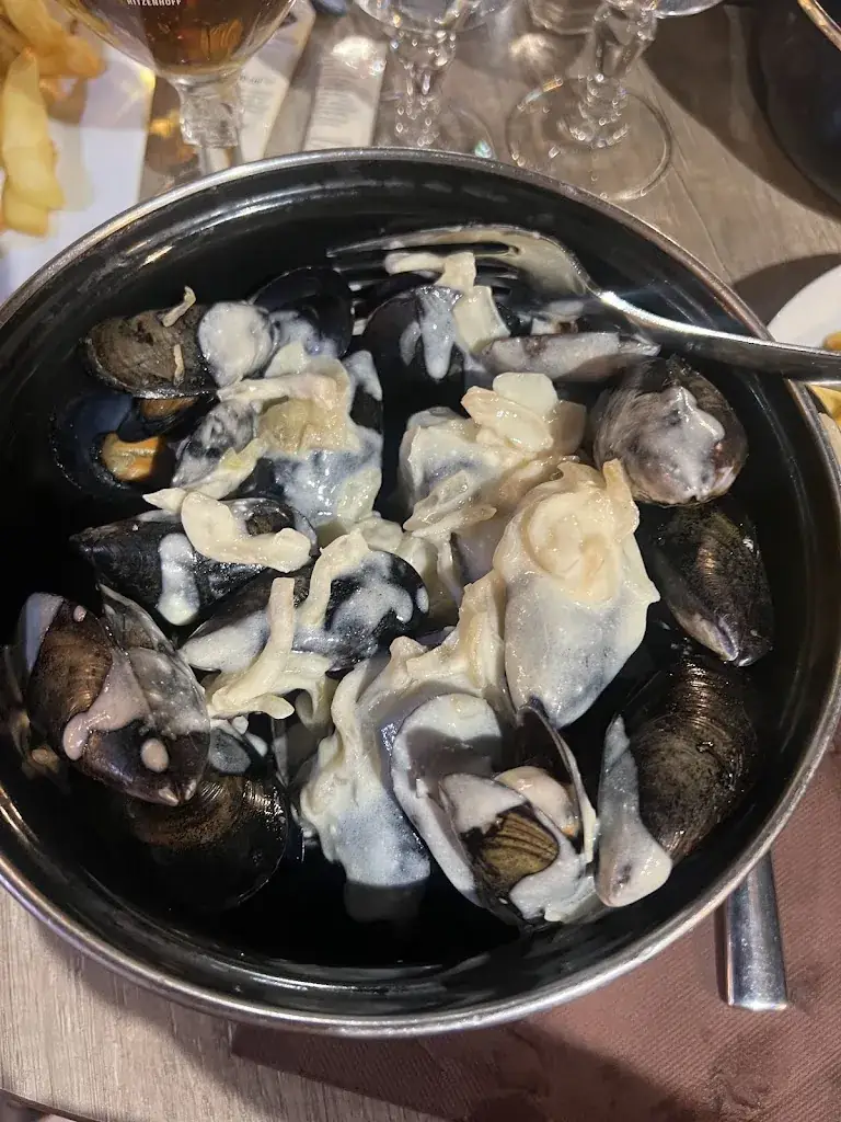 Mira Johnson-Montesinos_La Cascade_Toulon_review