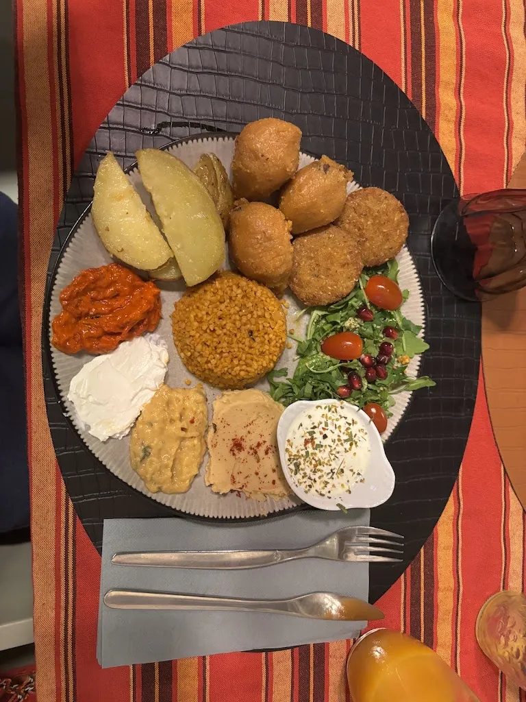 Meryem Demirpolat_La kemia-Toulon_Toulon_review