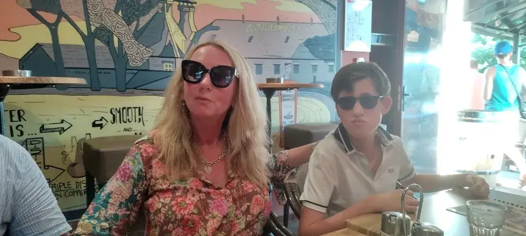 John Mulder_The Queen's Legs Pub_Valbonne_reseña