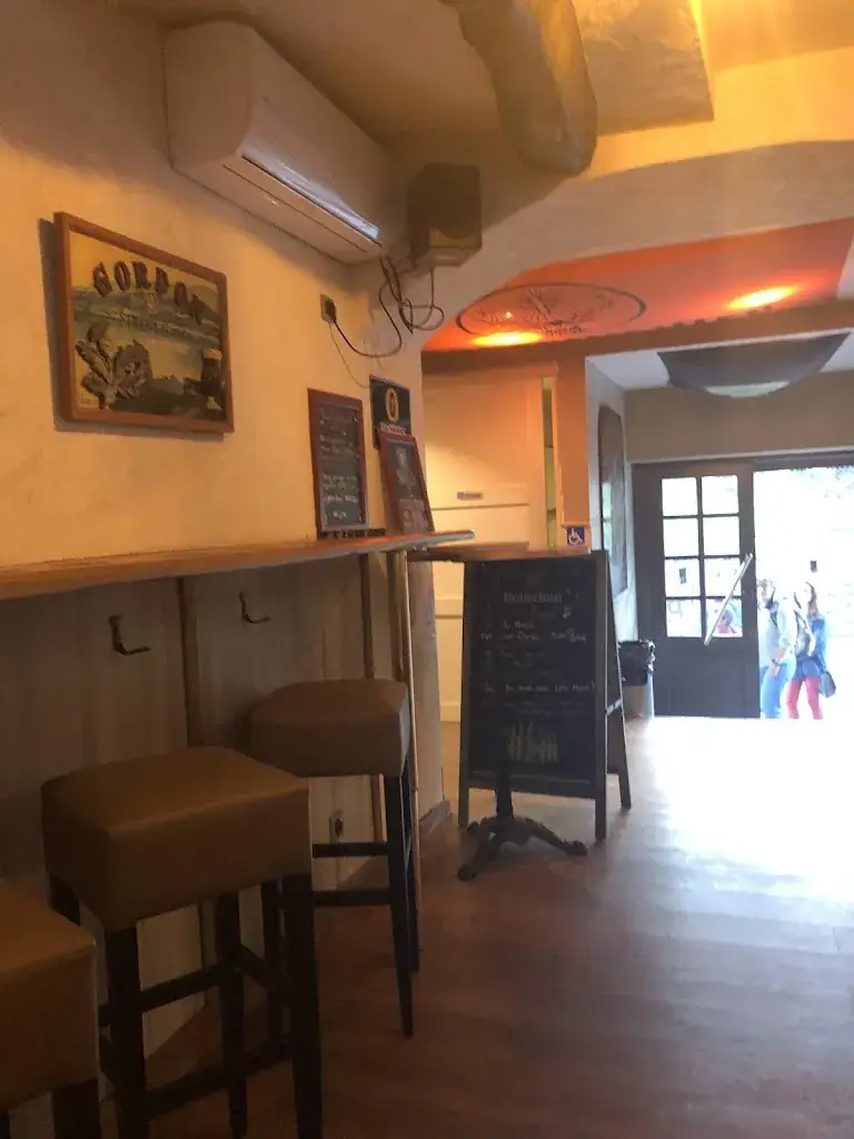 Diana Wilson_The Queen's Legs Pub_Valbonne_reseña