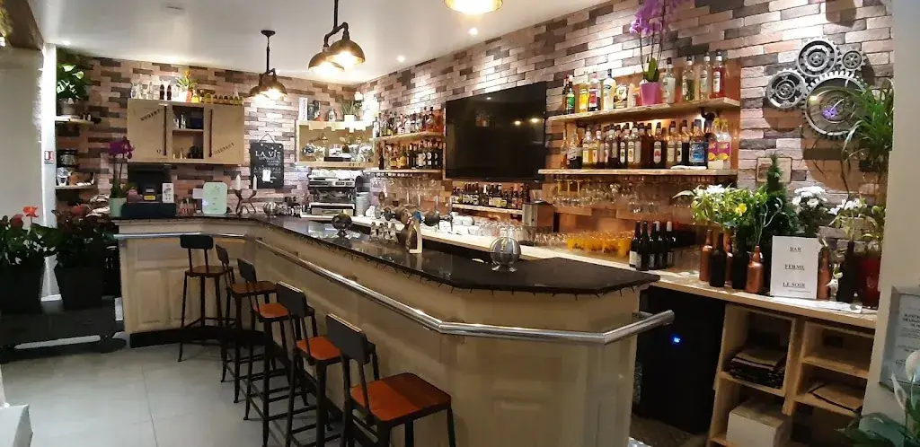 Brasserie Le Petit Saint Jean restaurant in Valréas