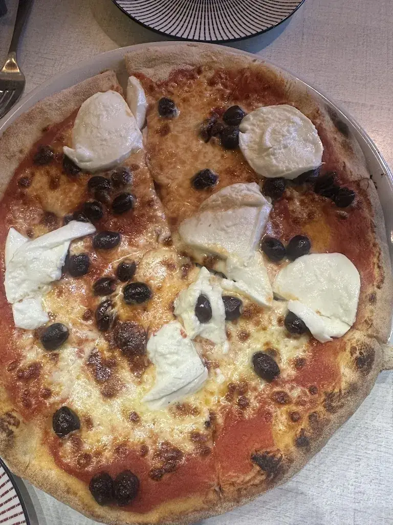 Riley Johnson_La Lanterna_Vallauris_reseña