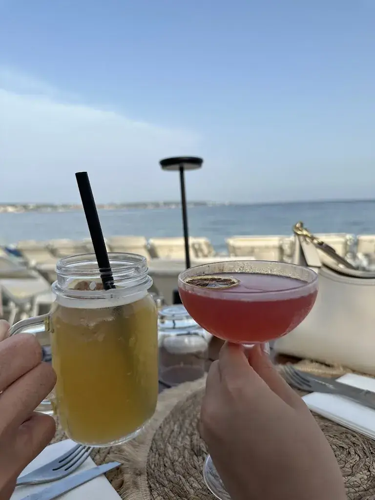 Sarah Li-yun_La PAILLOTE BLANCHE_Vallauris_review