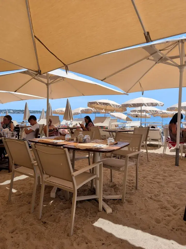 Rafael Lami Dozo_La PAILLOTE BLANCHE_Vallauris_review