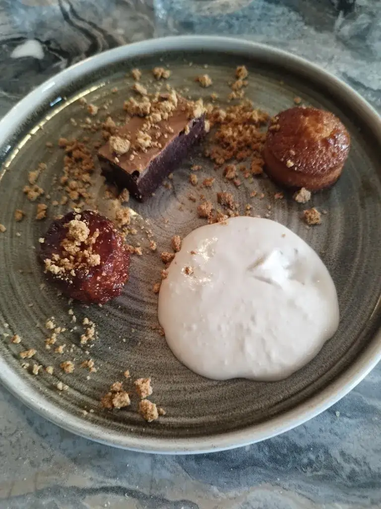 corinne labastide_Marguerite sur la Braise_Venelles_review