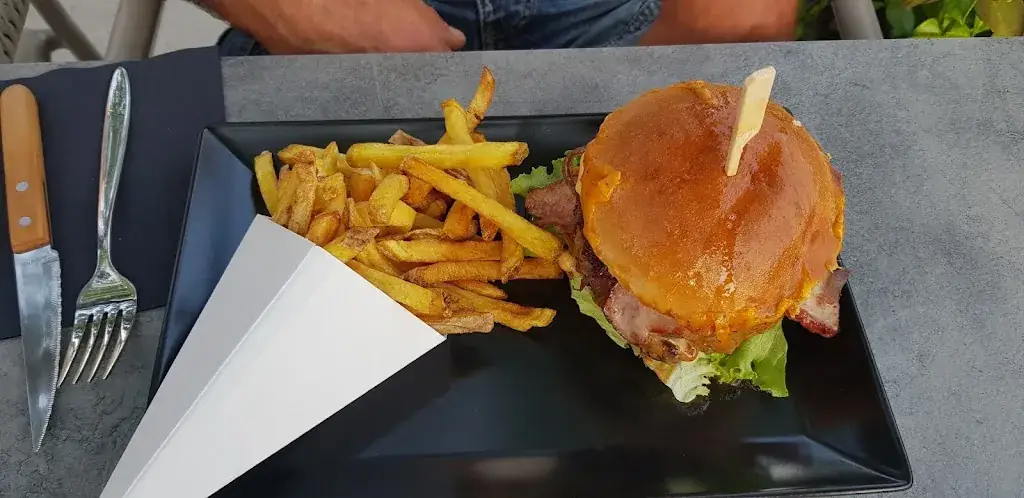 Co Ji_MC BURGER_Venelles_review