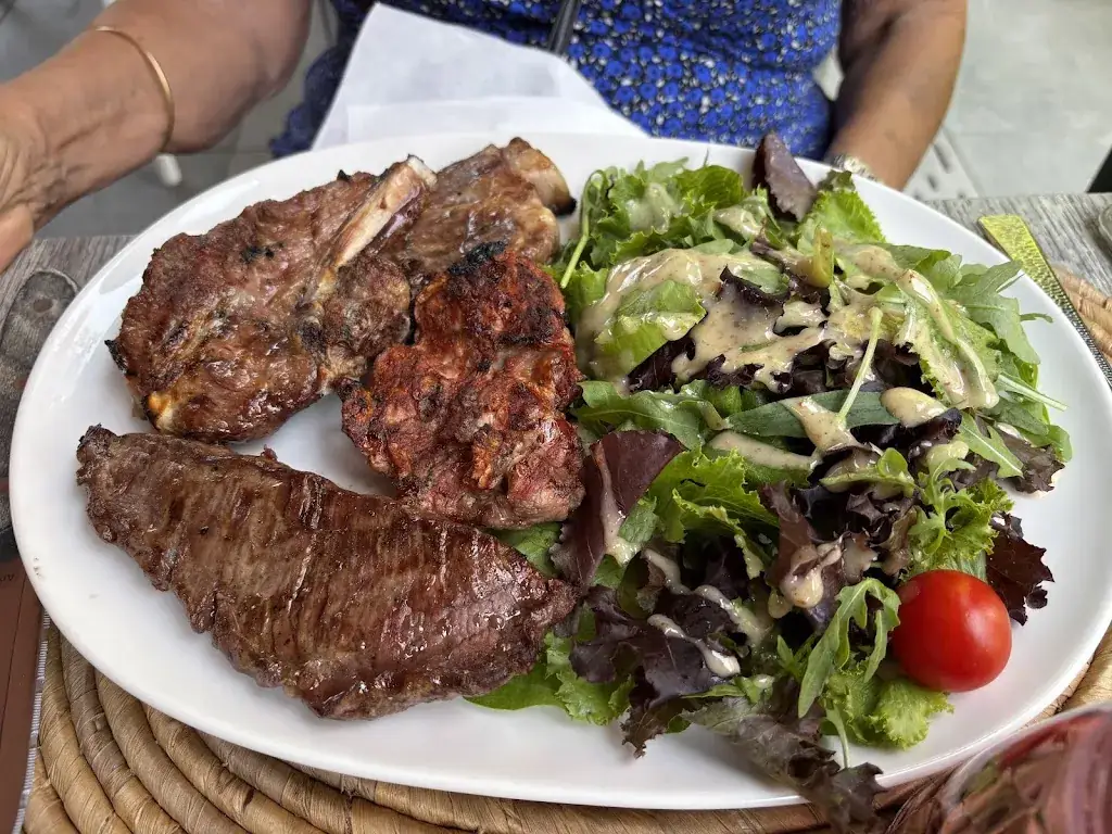 Les Touristes_Villeneuve-Loubet_slider_image_3