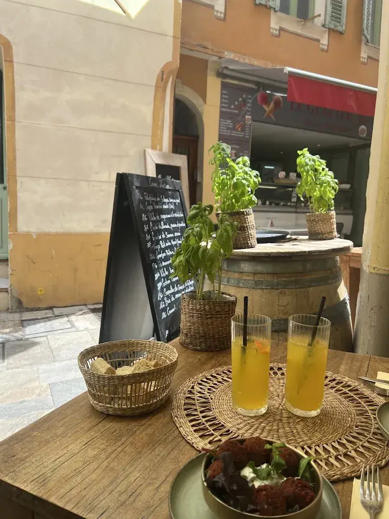 Erik Eriksson_Les Garçons_Villefranche-sur-Mer_review