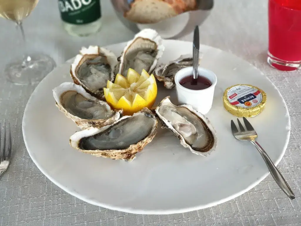 Jake Lee_THE ART CAFE_Romans-sur-Isère_review