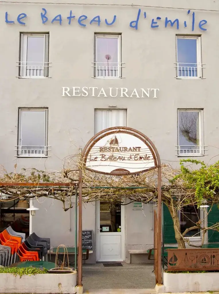 Le Bateau d'Emile restaurant in Serrières