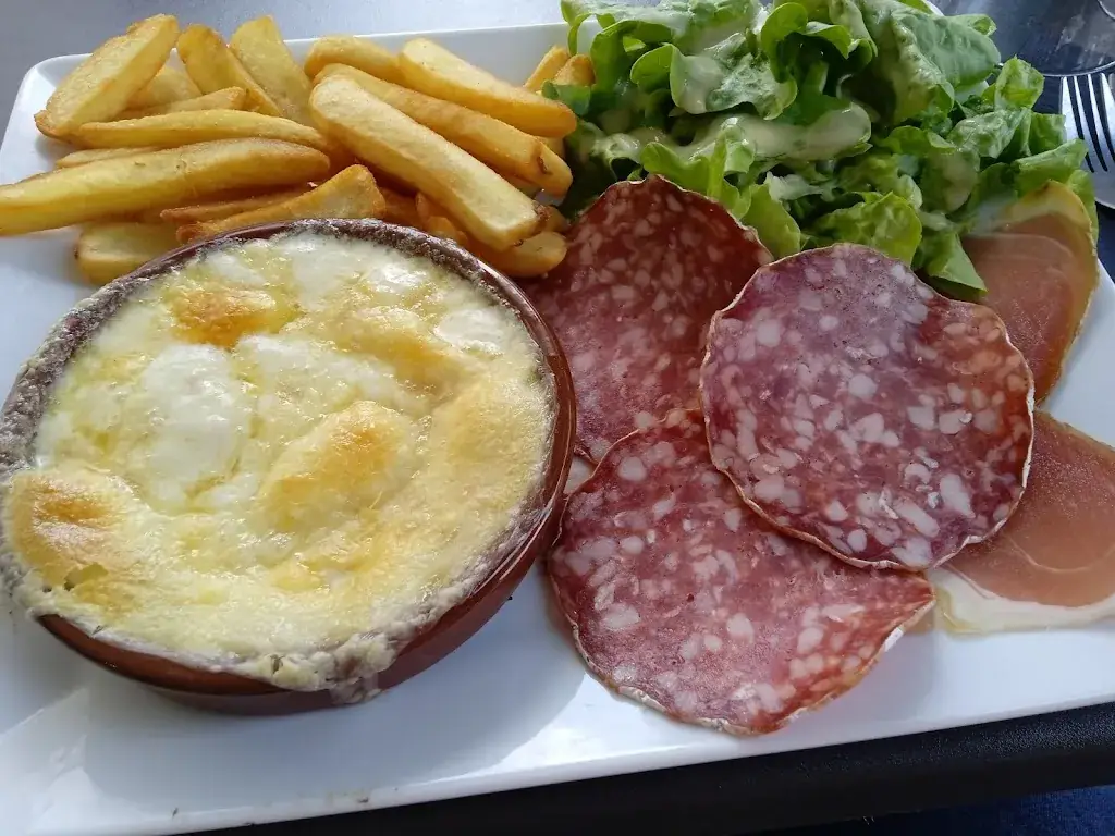 Aymeric Pariolleaud_L'art-tisan_Saint-Amant-Tallende_review