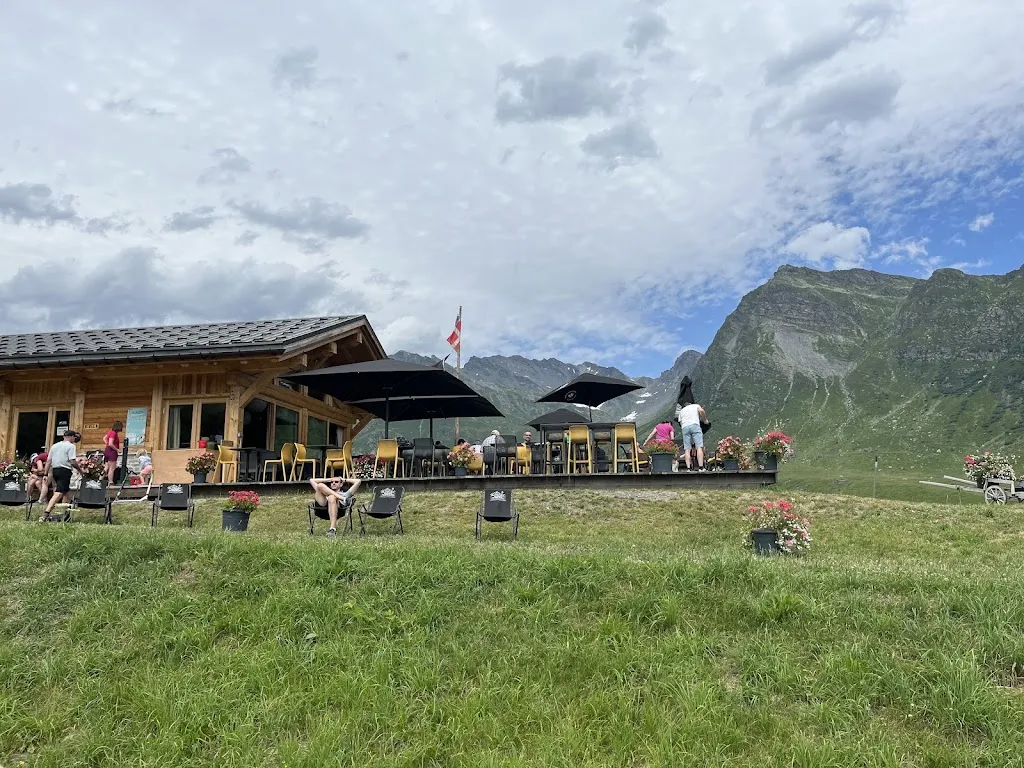 Edouard LORIN_Tout Poudre Cantine Locale - Bar Restaurant d'altitude_Montvalezan_review