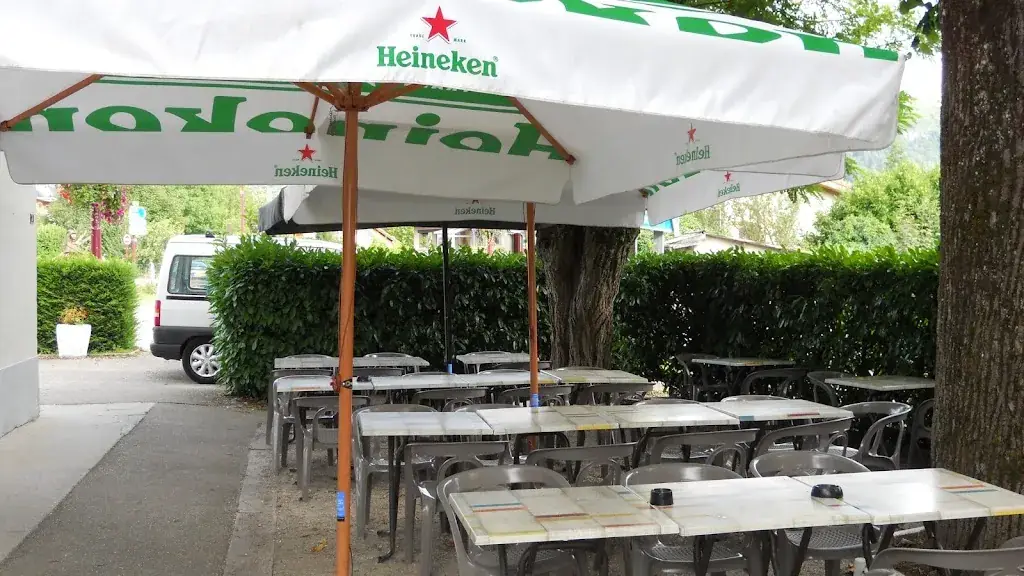 LE PERROQUET Restaurant in Saint-Étienne-de-Crossey