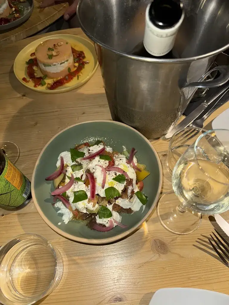 Amairani Clemente_Nomada_Revel_avis