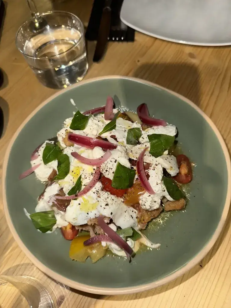 Nomada_Revel_slider_image_3