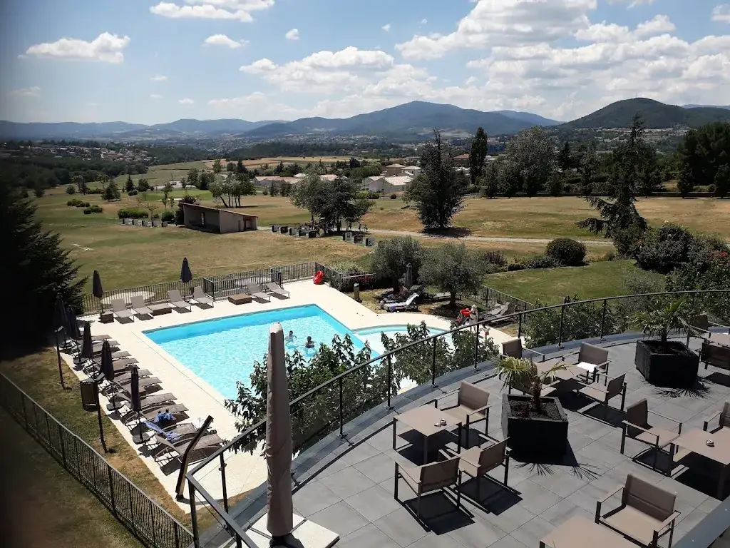 Isa Regimbal_Le W_Saint-Clair_review