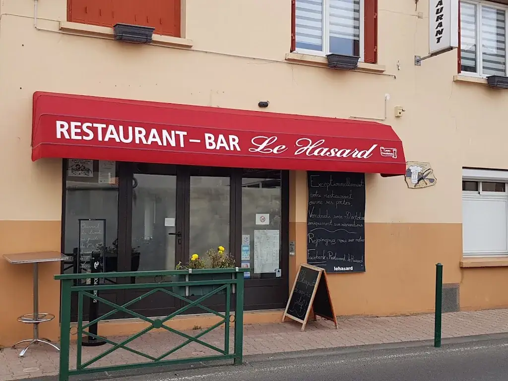 Le Hasard restaurant in Saint-Beauzire