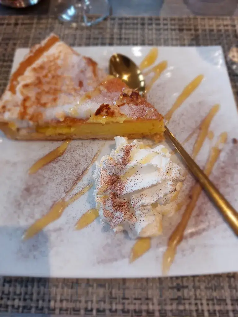 Square Jellyfish_Hostellerie Vieux St Antoine_l'Abbaye_review