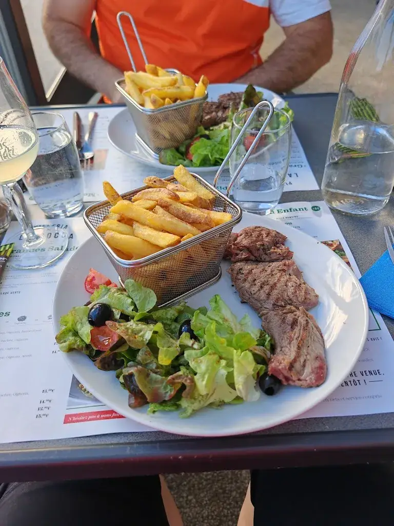 Maxine Bradley_Les Planches_Albigny-sur-Saône_review