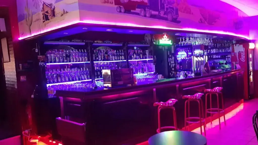 Nadine Papai_Bar Le Parisien_Annonay_review