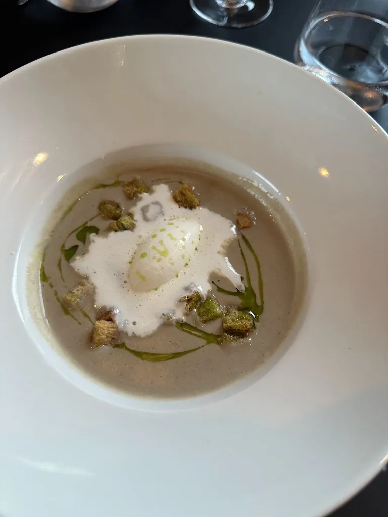 Dim Entelis_L'Éclat de Pierre_Saint-Didier-au-Mont-d'Or_reseña