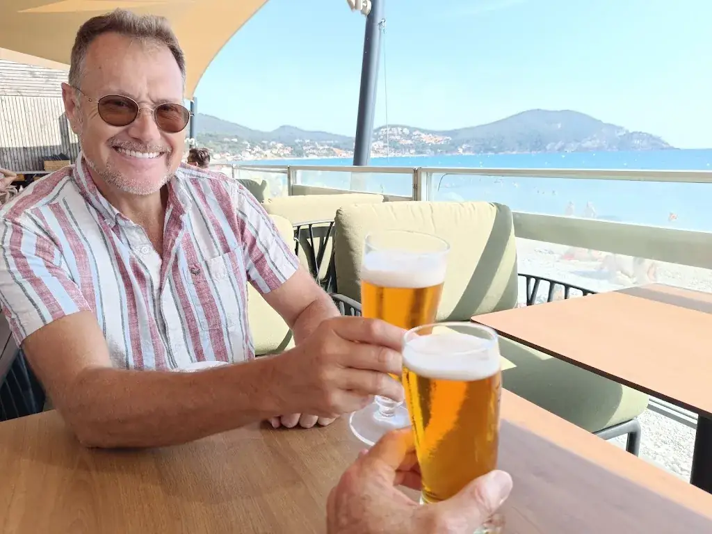 Allan David Mc Naught_Le Grain de Sable_Saint-Cyr-sur-Mer_review