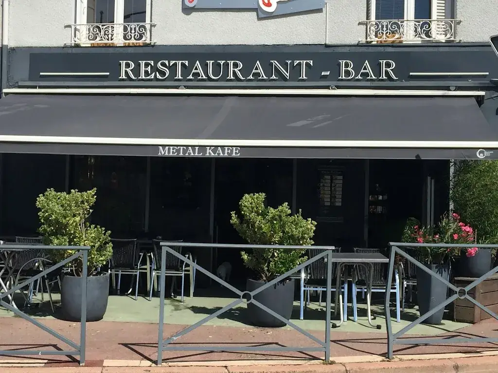 Métal Kafe restaurant in Saint-Genest-Lerpt