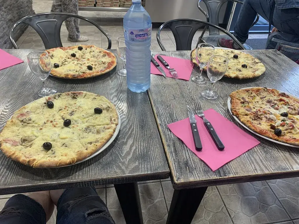 Restaurant Pizzeria - La Pizza Gourmande_Saint-Genest-Lerpt_slider_image_2