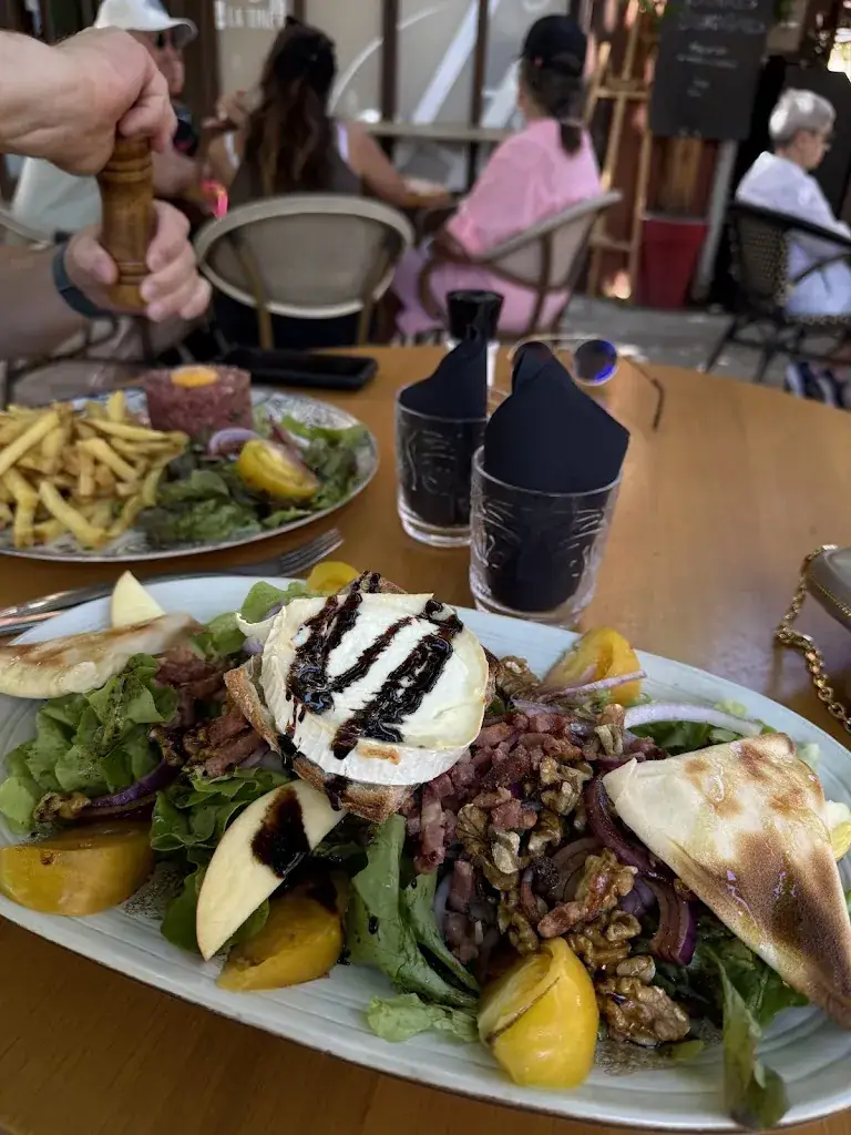 mila zverkhovskaya_La Tine_Saint-Cyprien_review