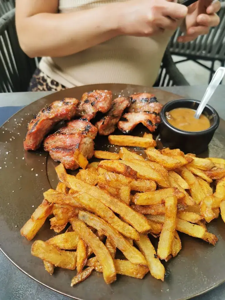 Alexis Veljkovic_Can Paco_Saint-Cyprien_review