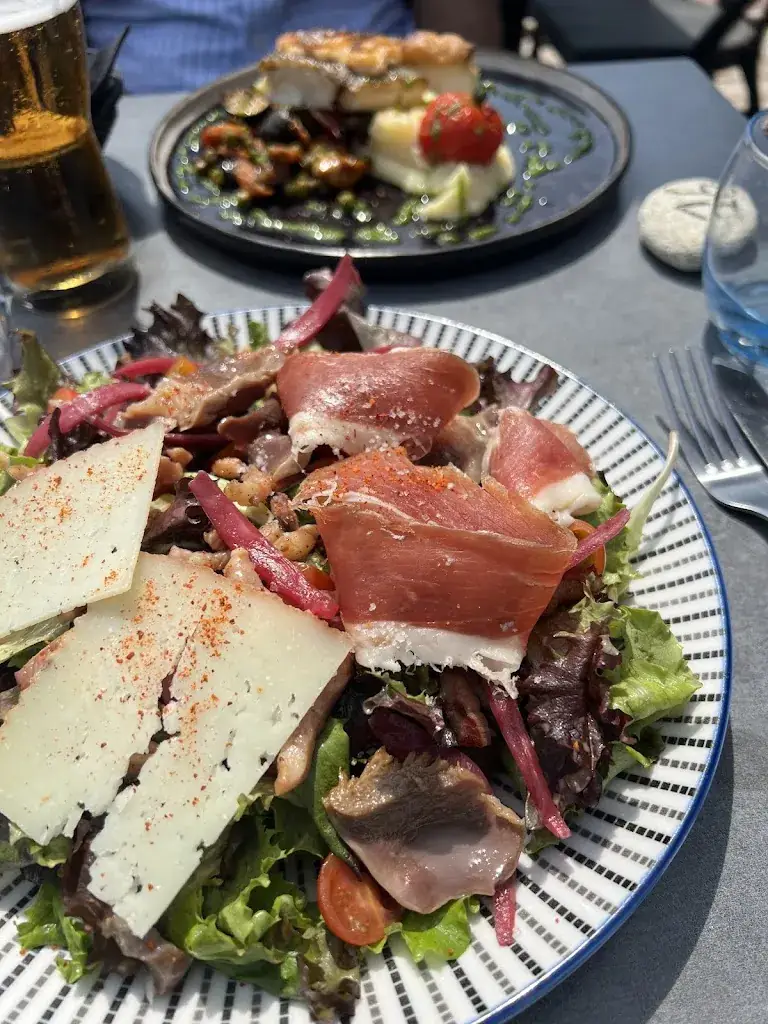 Terri Vasquez_L'Ane Rouge_Saint-Cyprien_review