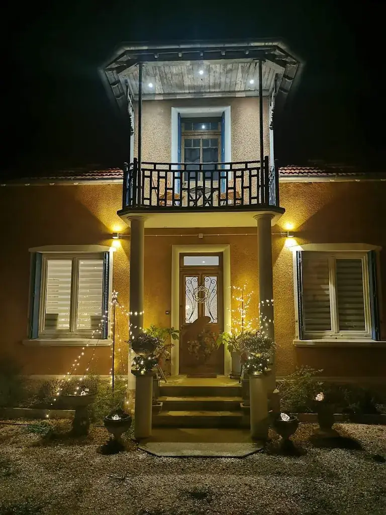 Maison Fleur de Frangipanier Restaurant in Saint-Genix-les-Villages