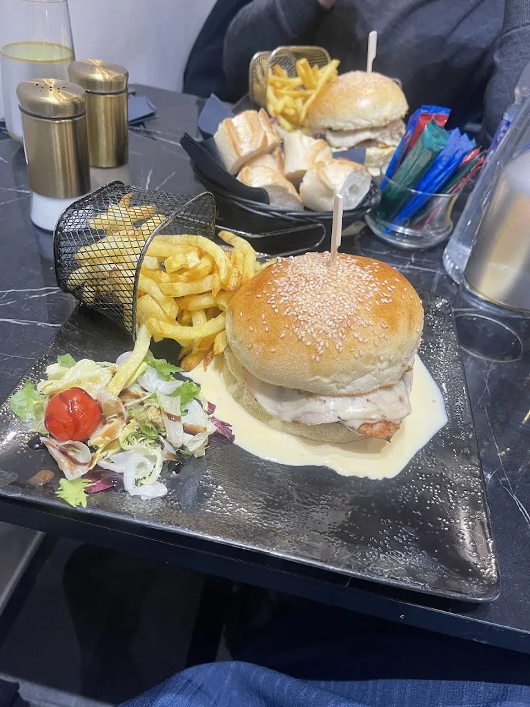 Leila_Gold & black_Saint-Fons_recensione