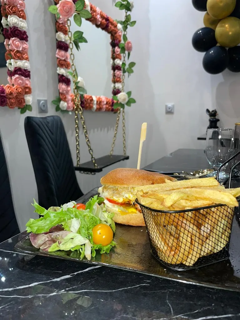 Gold & black_Saint-Fons_slider_image_3