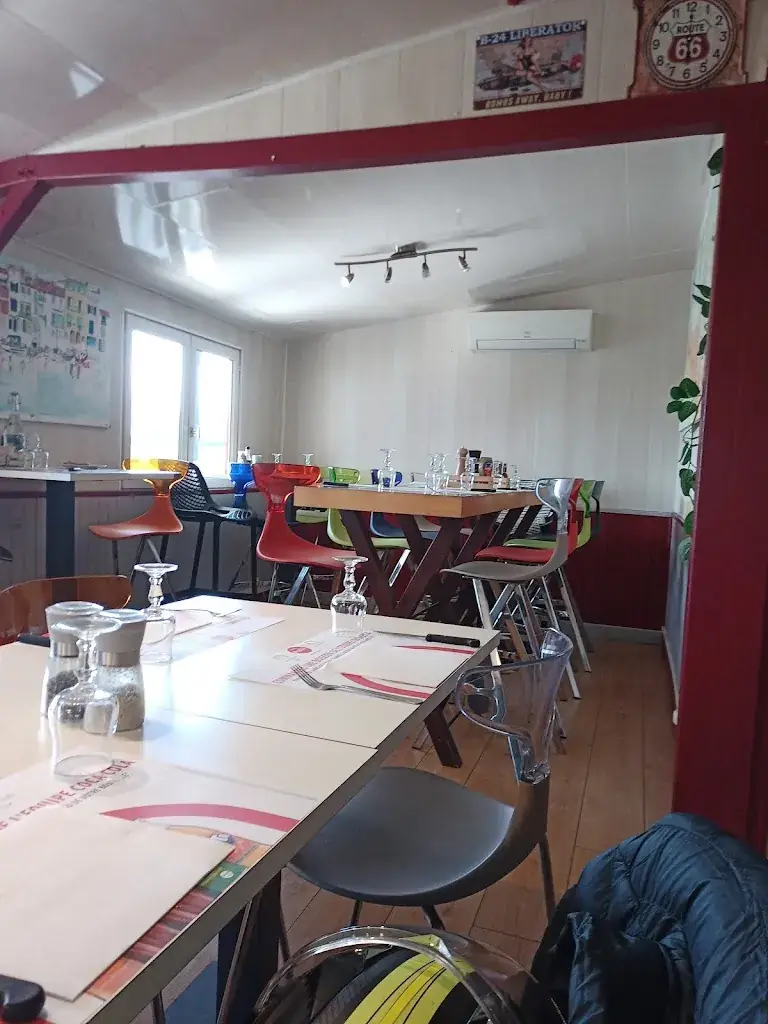 Le Contact Restaurant Bar Restaurant in Saint-Gérand-le-Puy