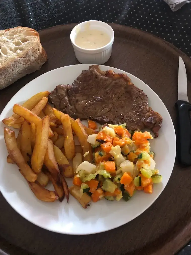 Le Moderne « chez Nell »_Saint-Germain-des-Fossés_slider_image_3