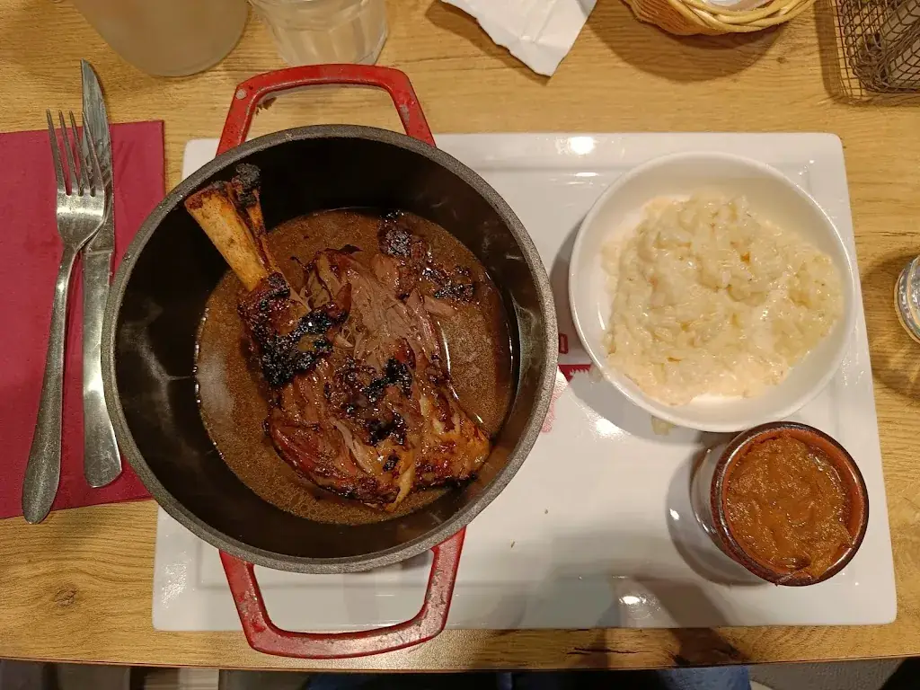 Öykü Arts_Courtepaille_Saint-Genis-Pouilly_review